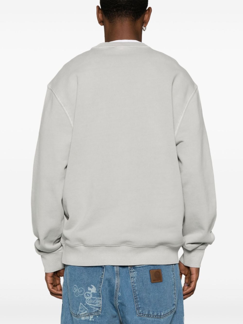 Achterkant van de Carhartt WIP Duster Script sweater in Basalt op model