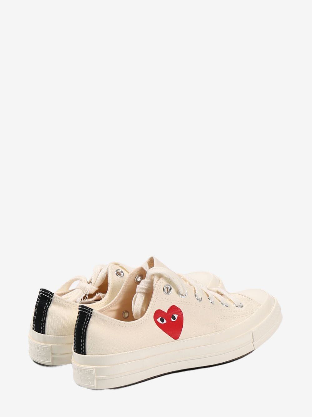 Achteraanzicht van de ecru Chuck 70 low met zwart hiellipje en witte stiksels
