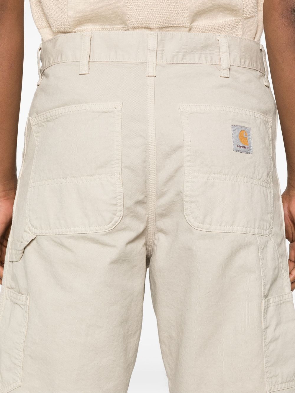 Achterzakken van de Carhartt WIP short met vierkant merklabel en hamerlus