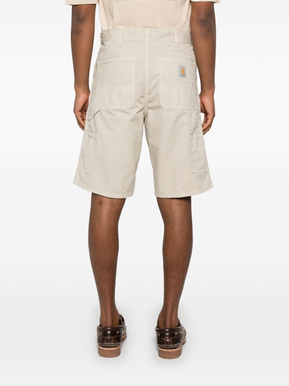 Achteraanzicht van de gebroken witte Single Knee Short op het model