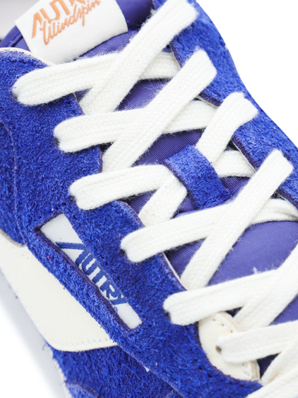 Autry Windspin sneakers, close-up van het contrasterende zijpaneel