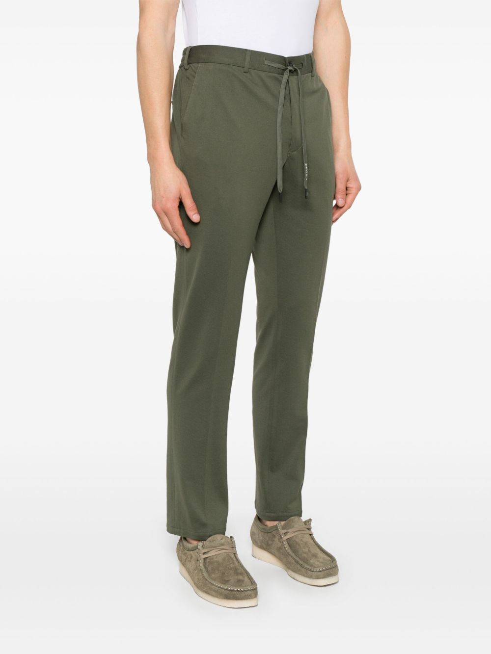 Model draagt de donkergroene Circolo 1901 broek met suède schoenen
