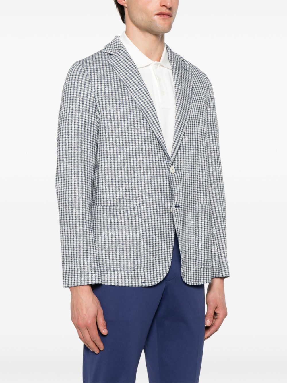 Model draagt de geruite Circolo 1901 jersey blazer over een witte polo