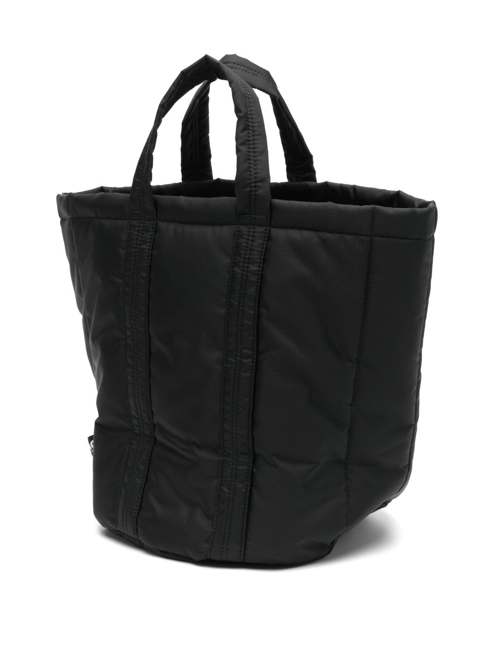 Achterzijde van de zwarte nylon tote met paneelnaden