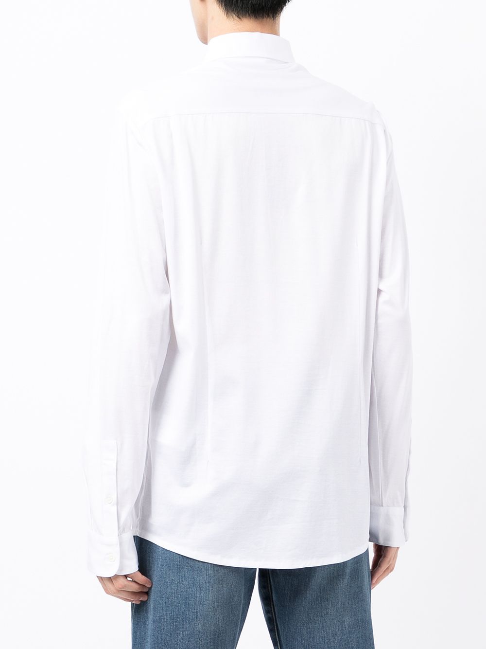 Achteraanzicht van het witte Emporio Armani overhemd met gebogen zoom
