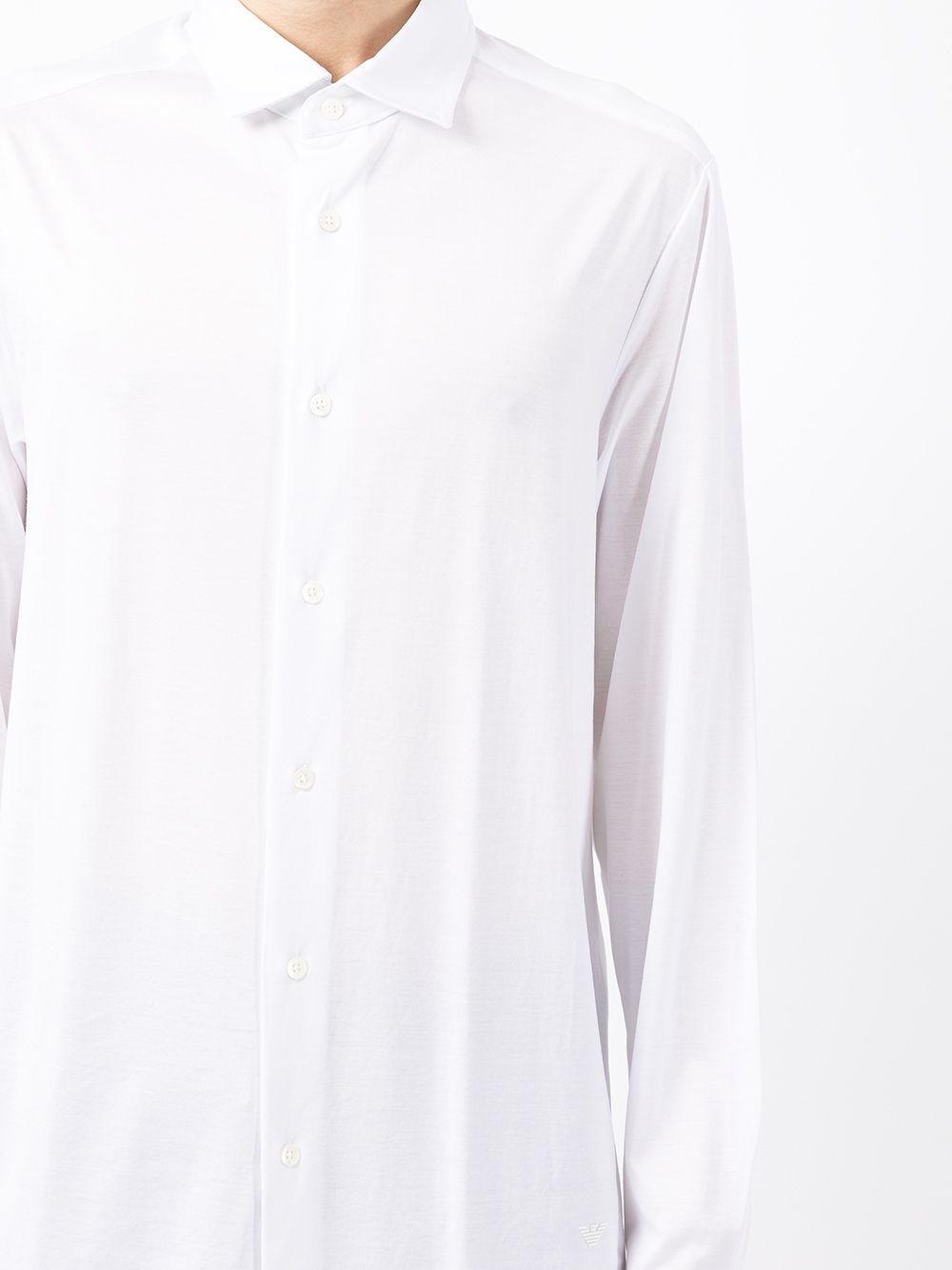 Detail van het voorpand van het witte Emporio Armani overhemd met toon-op-toon knopen