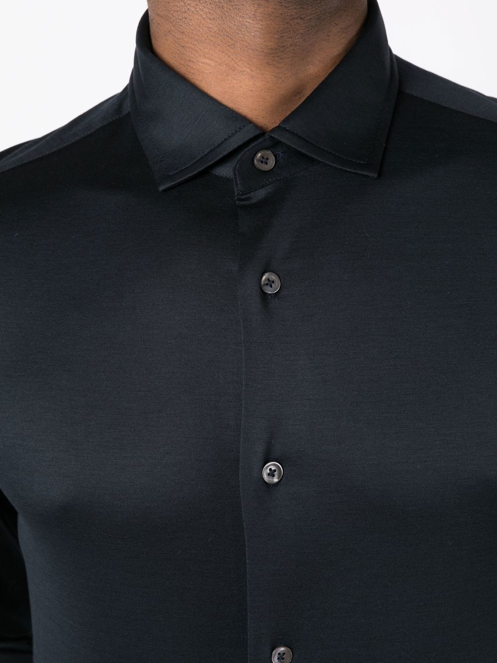 Detail van kraag en knopenlijst van het marineblauwe Emporio Armani overhemd