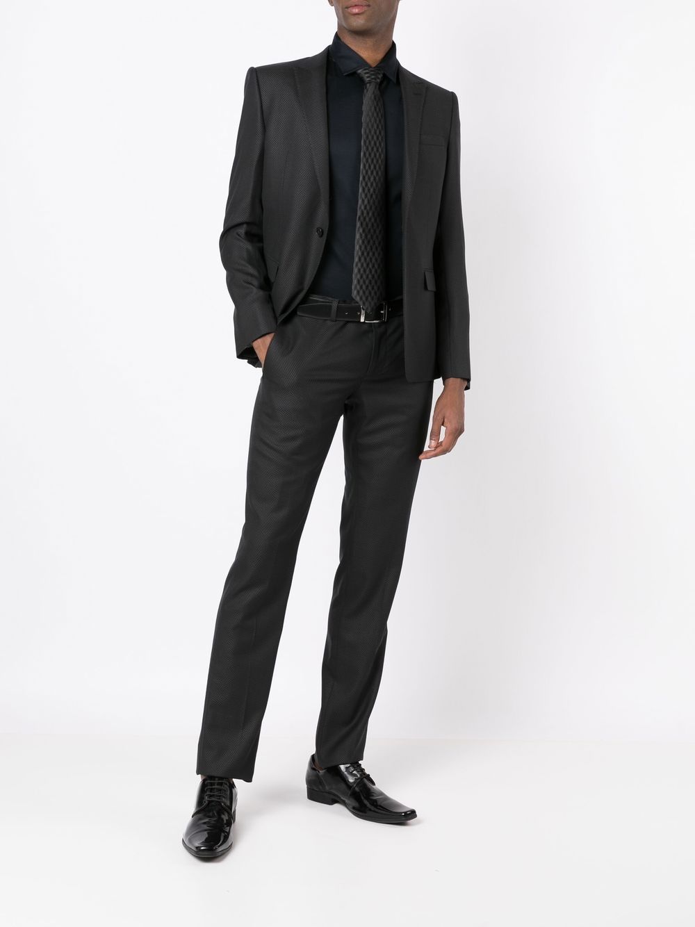 Het marineblauwe Emporio Armani overhemd gedragen onder een pak met stropdas