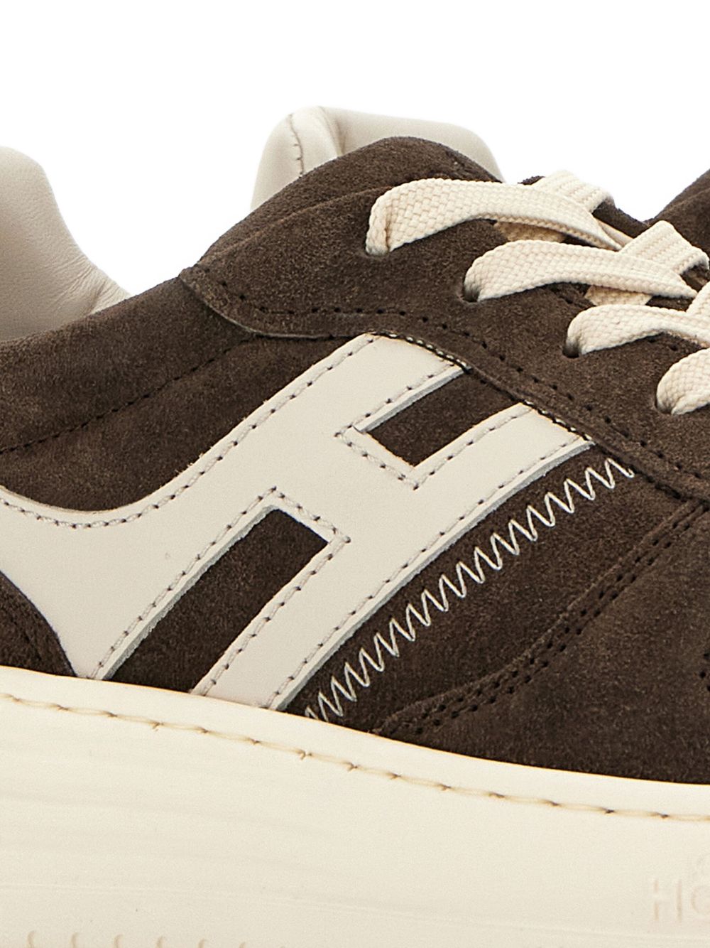 Hogan H630 Suède Sneakers Bruin/Wit – schuin vooraanzicht van de sneaker