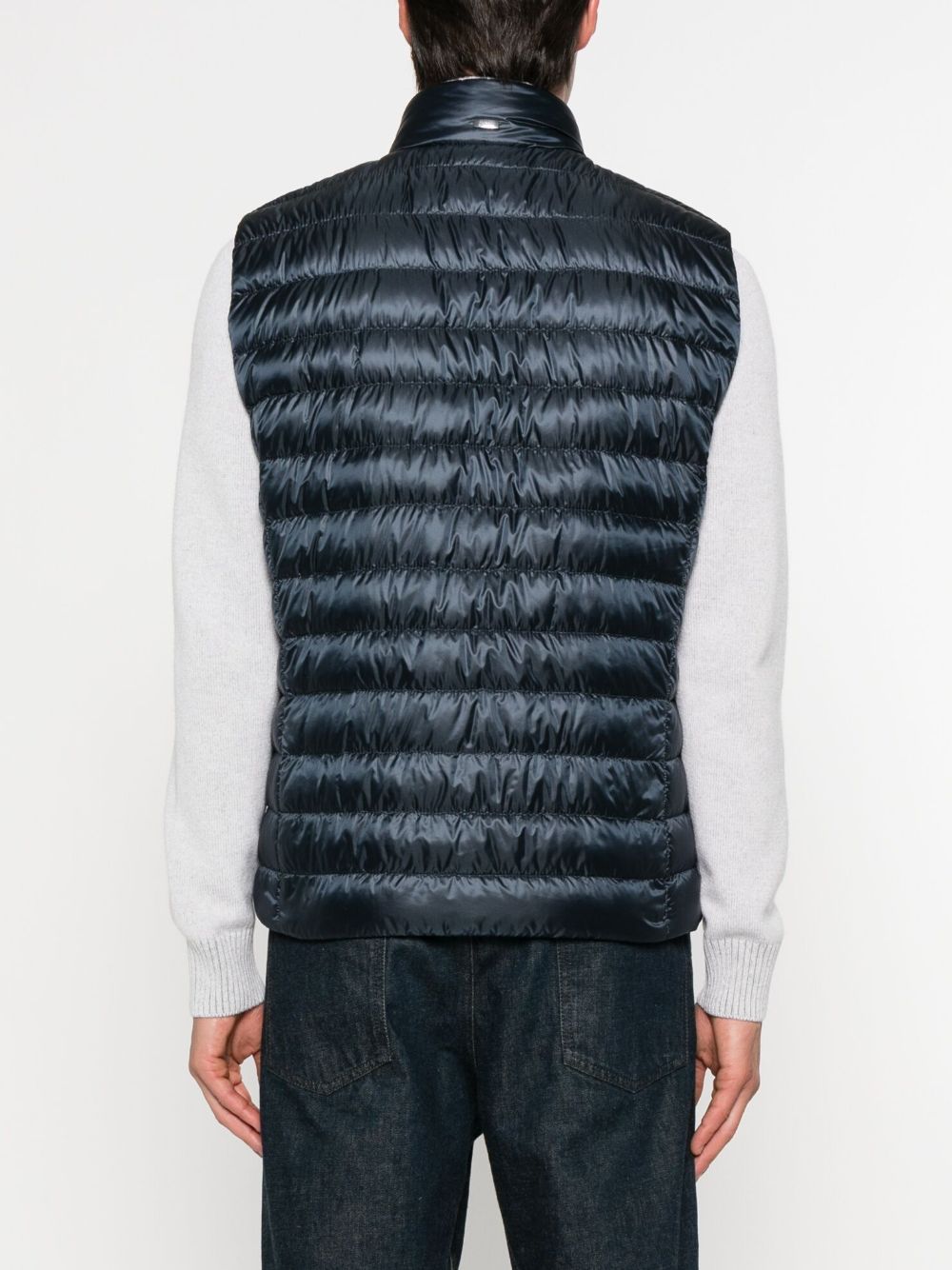 Achterkant van het Herno donsgilet, gedragen over een lichtgrijze trui