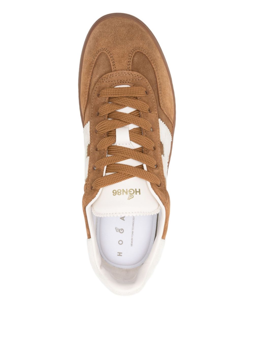 Hogan Cool sneaker cognac van bovenaf, met witte tong en HOGAN86-opdruk