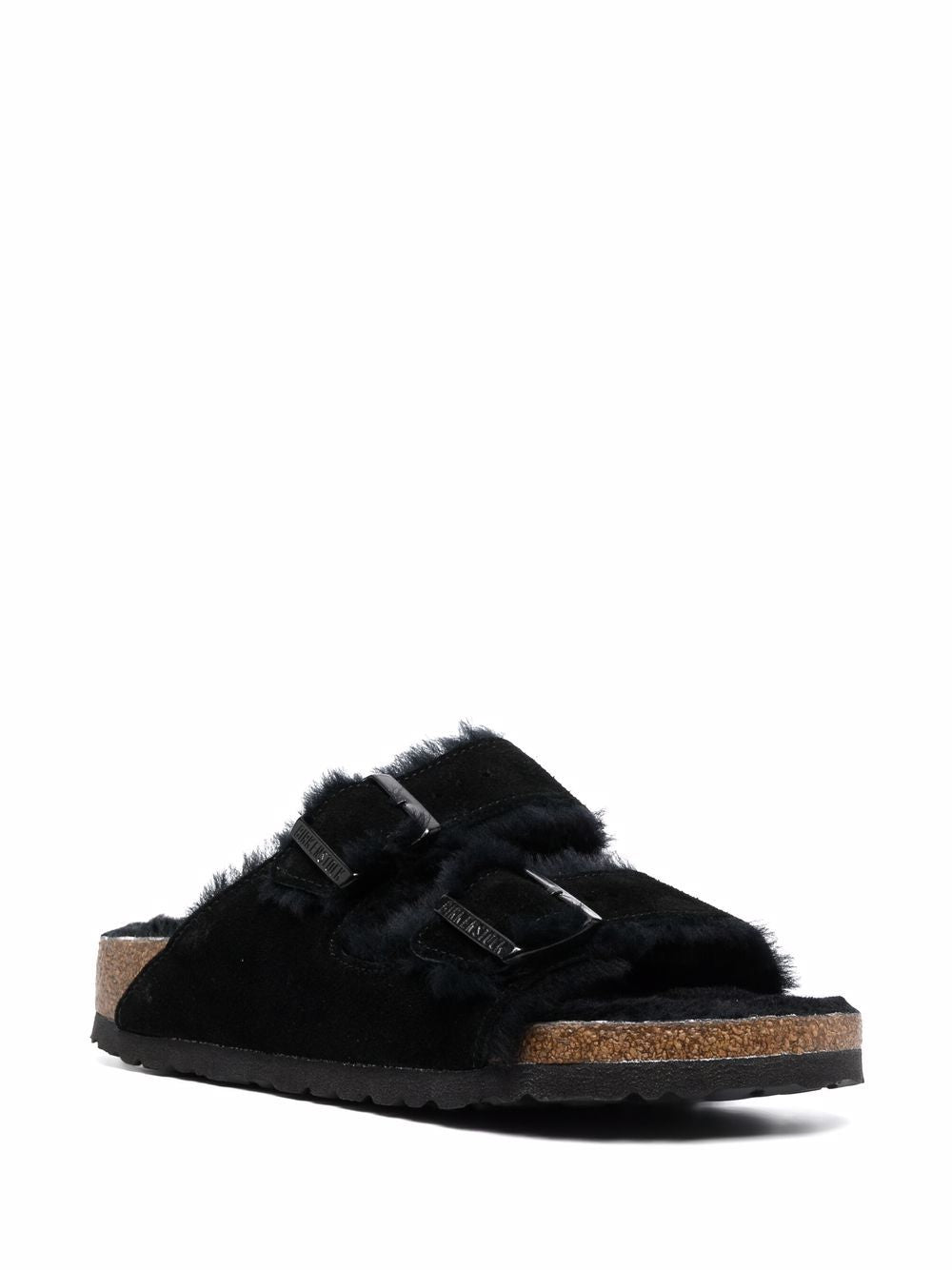 Schuin vooraanzicht van de Birkenstock Arizona Shearling met twee verstelbare metalen gespen