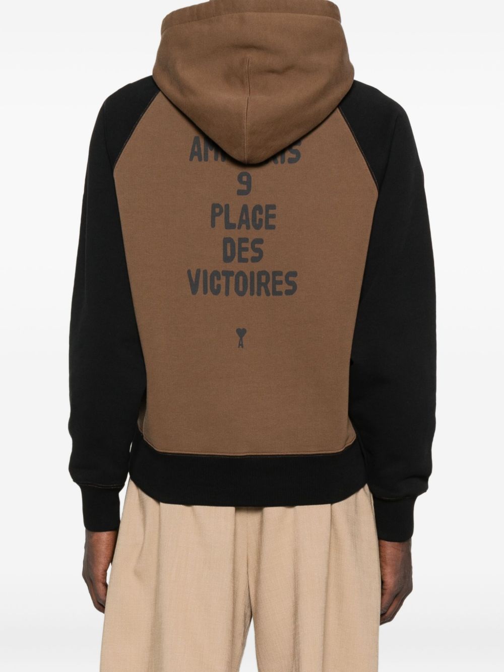 Achterkant van de AMI Paris hoodie met de tekst AMI PARIS 9 Place des Victoires en het Ami de Coeur-hartje