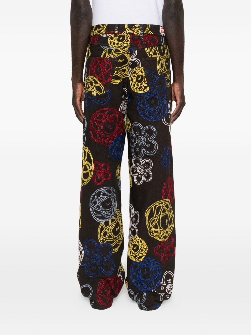 Model draagt de geborduurde Kenzo x Futura 2000 broek, vooraanzicht vanaf de heup