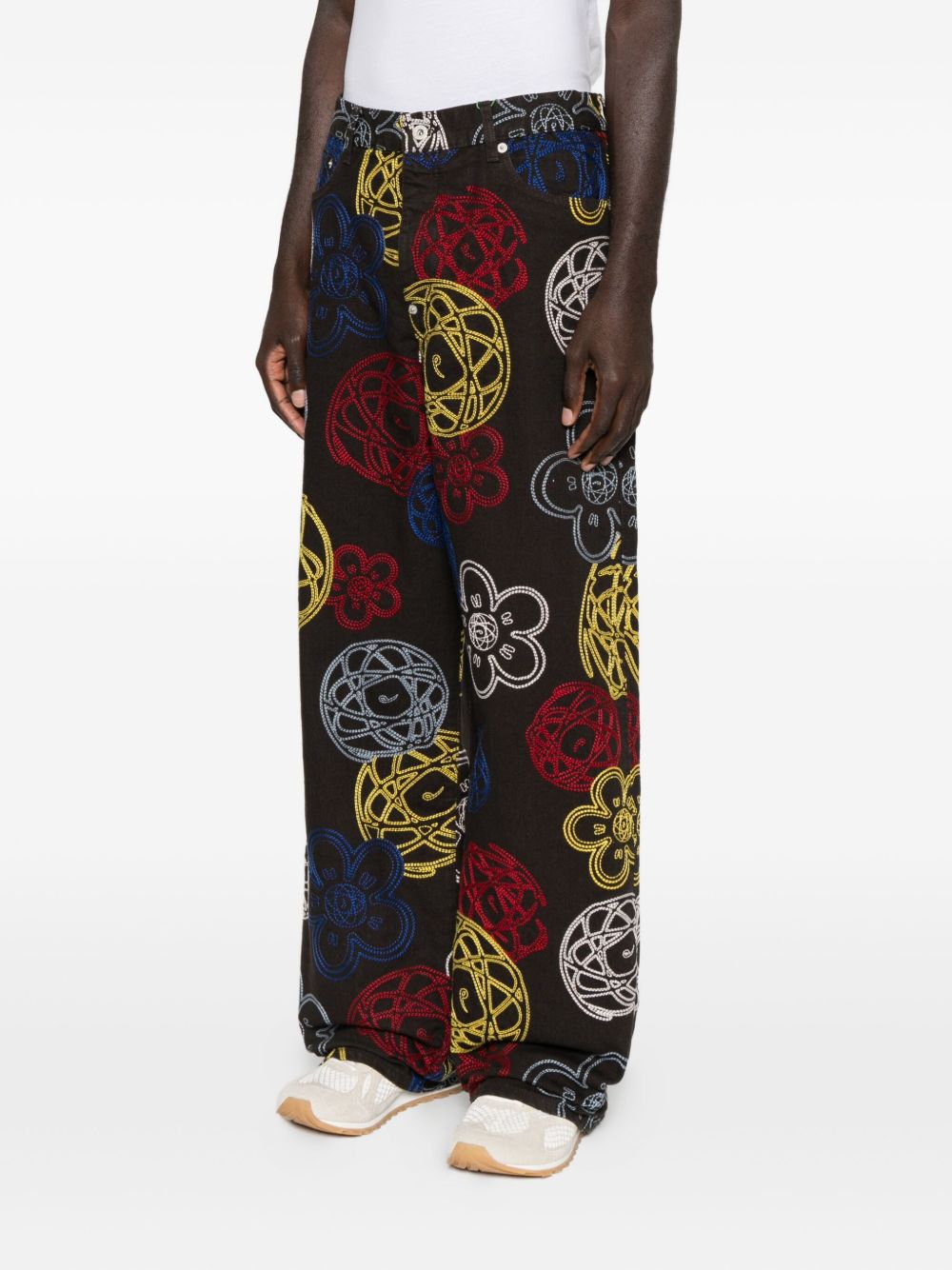 Kenzo x Futura 2000 broek schuin van opzij gedragen, met wijde rechte pijp