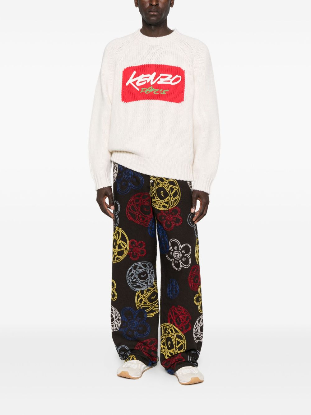 Volledige look met de bruine Kenzo x Futura 2000 broek en een ecru Kenzo-sweater
