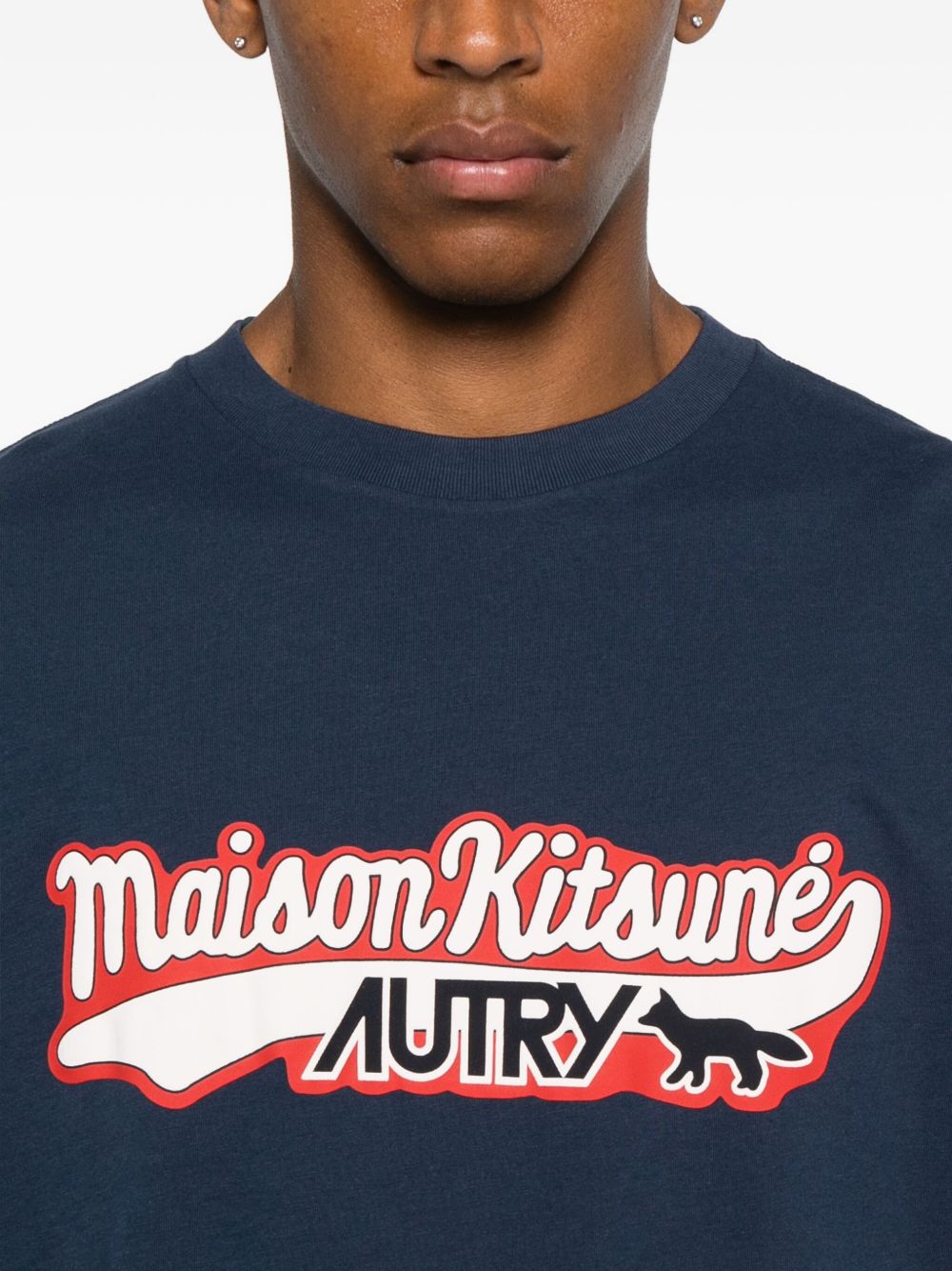 Close-up van de rood-witte Maison Kitsuné en AUTRY logoprint met vossilhouet