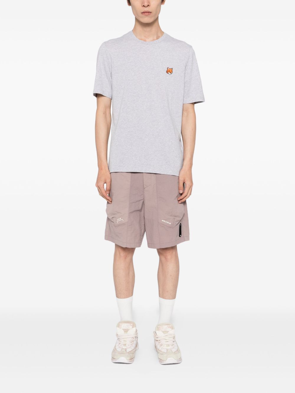 Het T-shirt op model gedragen, met regular pasvorm en korte mouwen