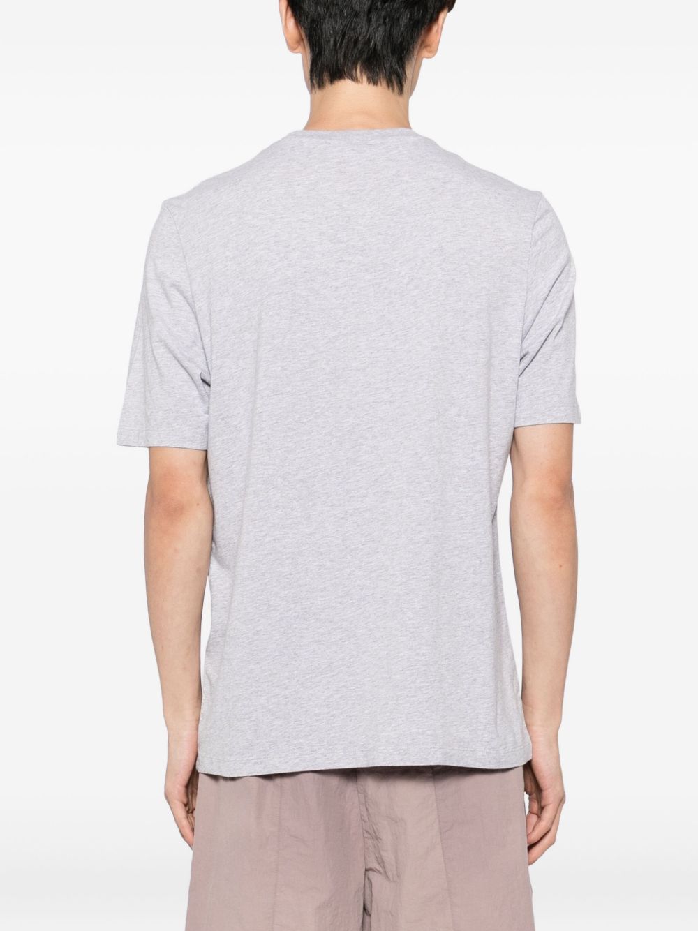 Achteraanzicht van het effen lichtgrijze T-shirt zonder logo