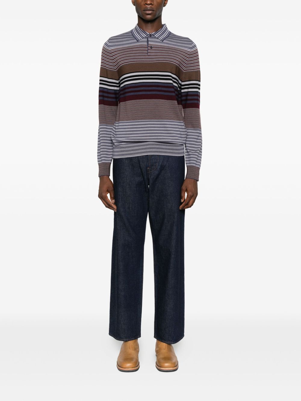 De jeans op model gedragen bij een gestreepte polo