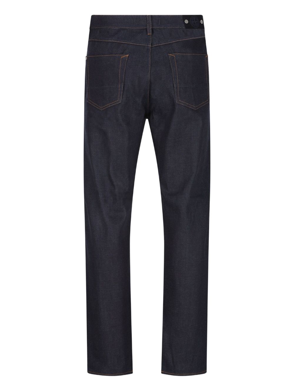 Achterkant van de jeans met twee opgezette zakken en de zwarte Denim Research-badge op de tailleband