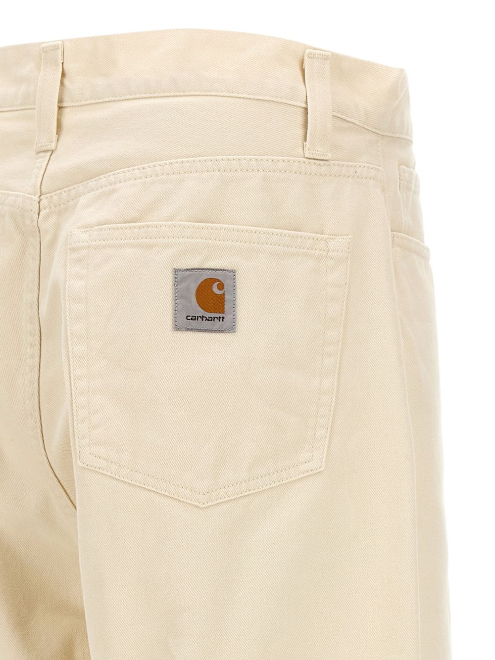 Close-up van de achterzak met geweven Carhartt Square Label