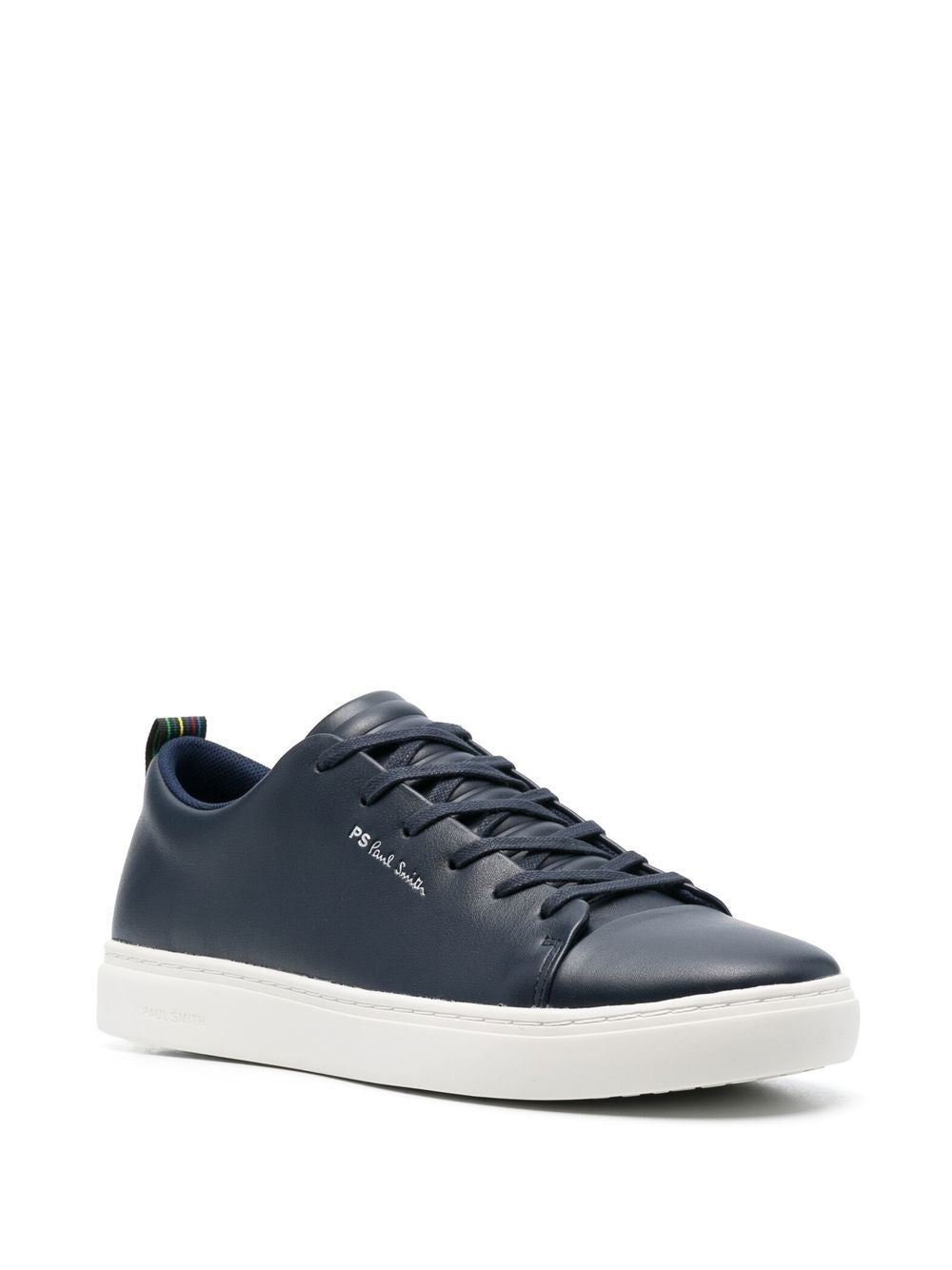 Schuin vooraanzicht van de donkerblauwe Lee sneaker met apart neusstuk en donkerblauwe veters