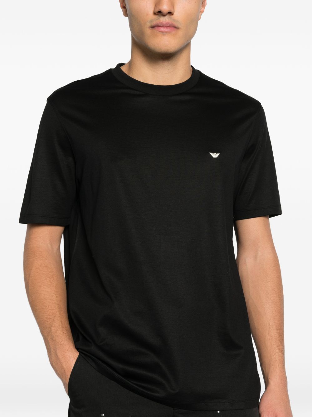 Emporio Armani zwart T-shirt, close-up tonaal geborduurd logo op borst