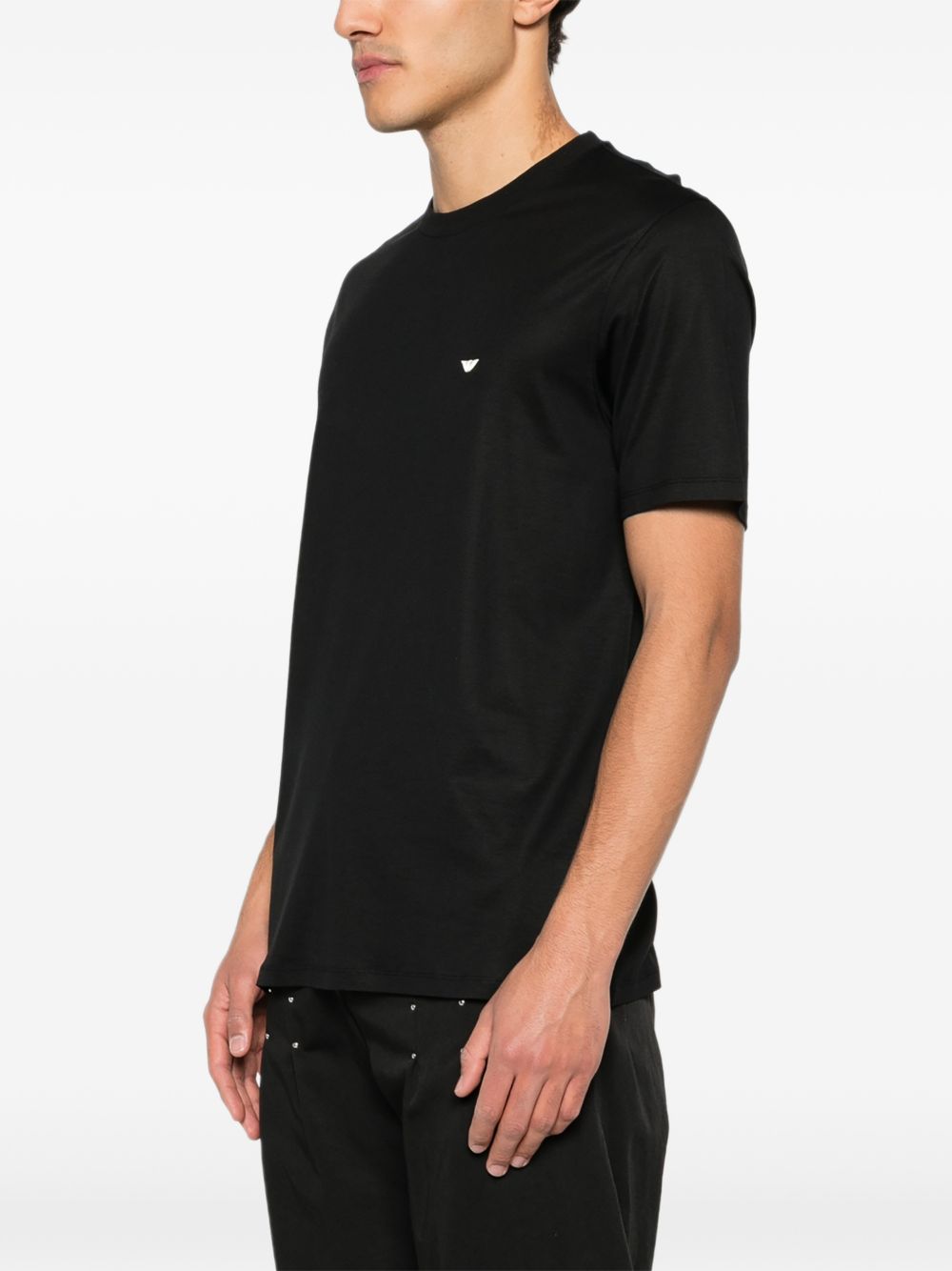 Emporio Armani zwart T-shirt, detail korte mouw en stofstructuur
