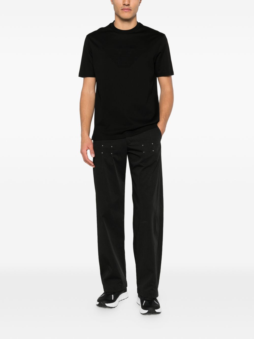 Volledige look met het zwarte Emporio Armani T-shirt en een zwarte broek