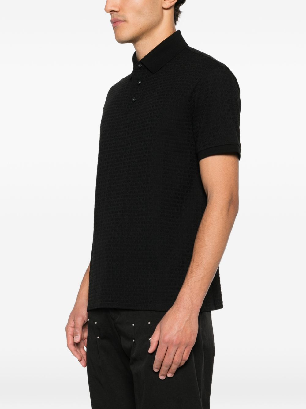 Emporio Armani poloshirt zwart gedragen, zijaanzicht