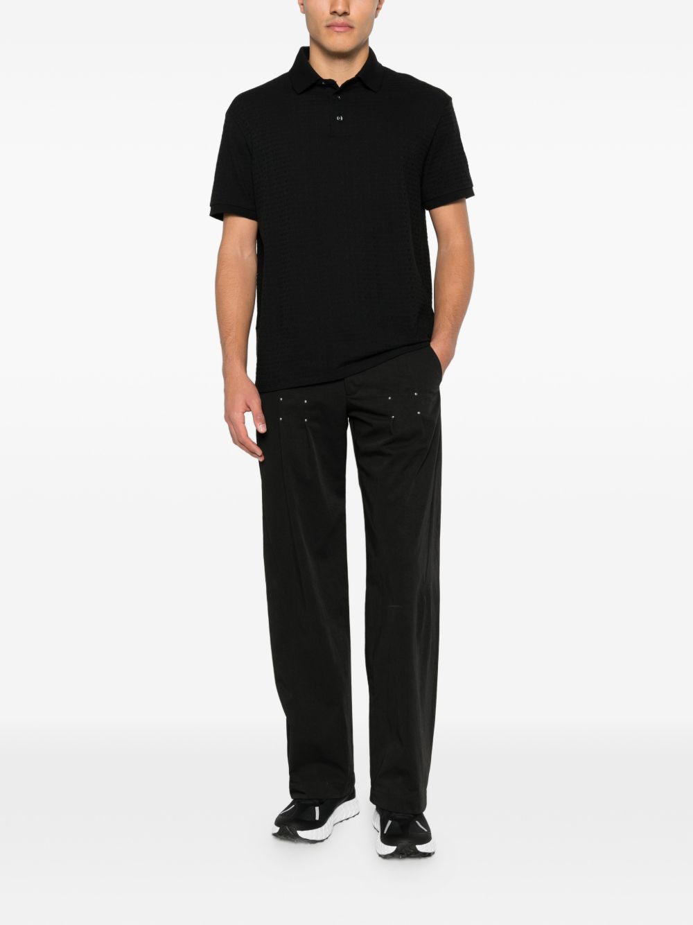 Emporio Armani poloshirt zwart gedragen bij een zwarte broek