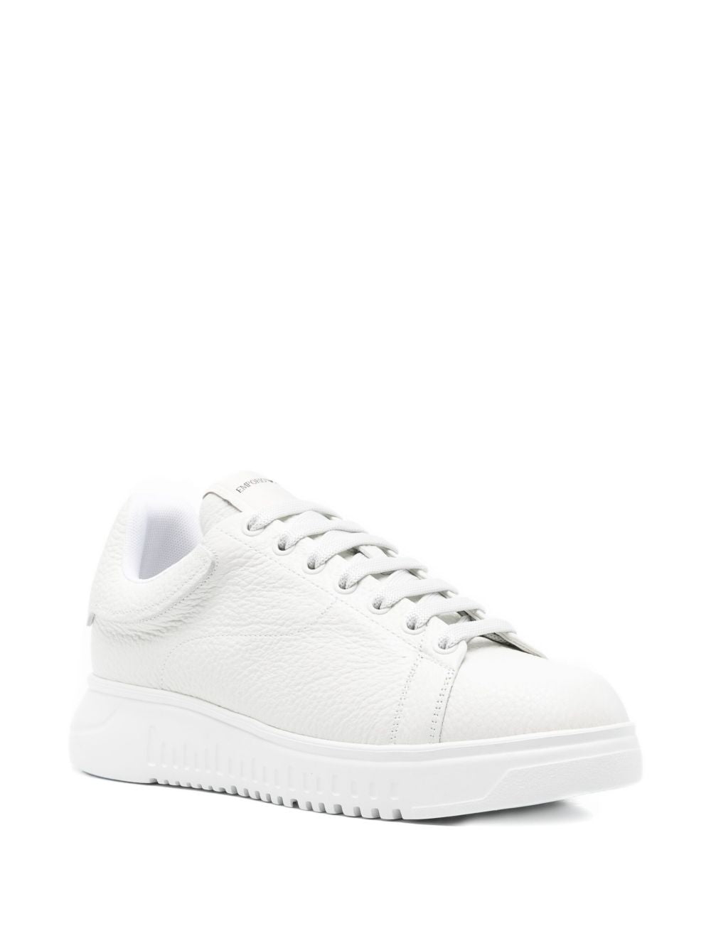 Emporio Armani sneaker wit, schuin vooraanzicht met doorgestikte neus