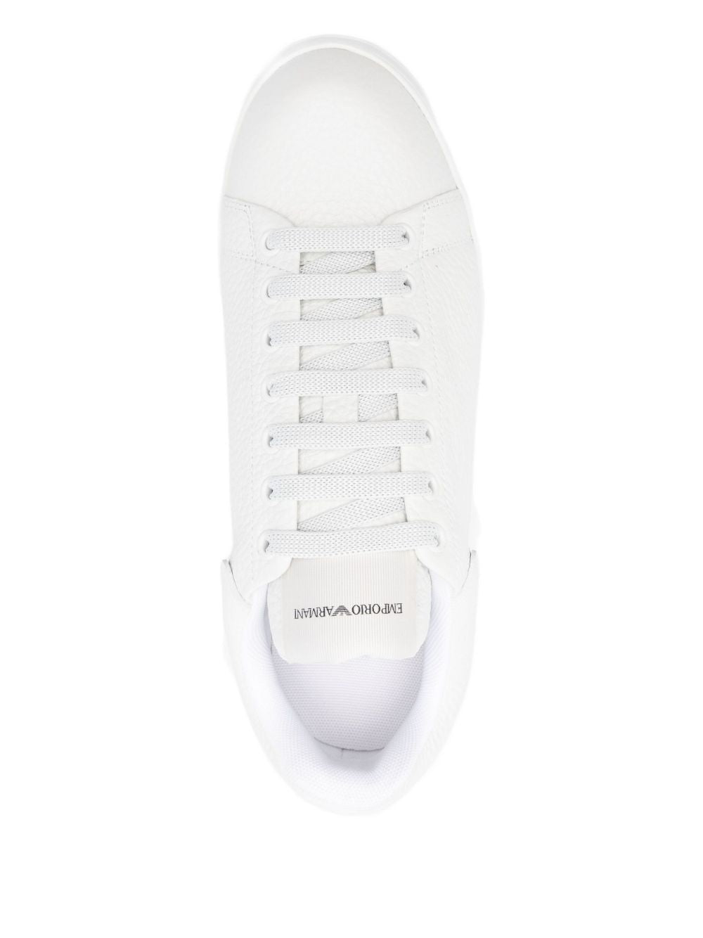 Emporio Armani sneaker wit van bovenaf, met veters en merknaam op de tong