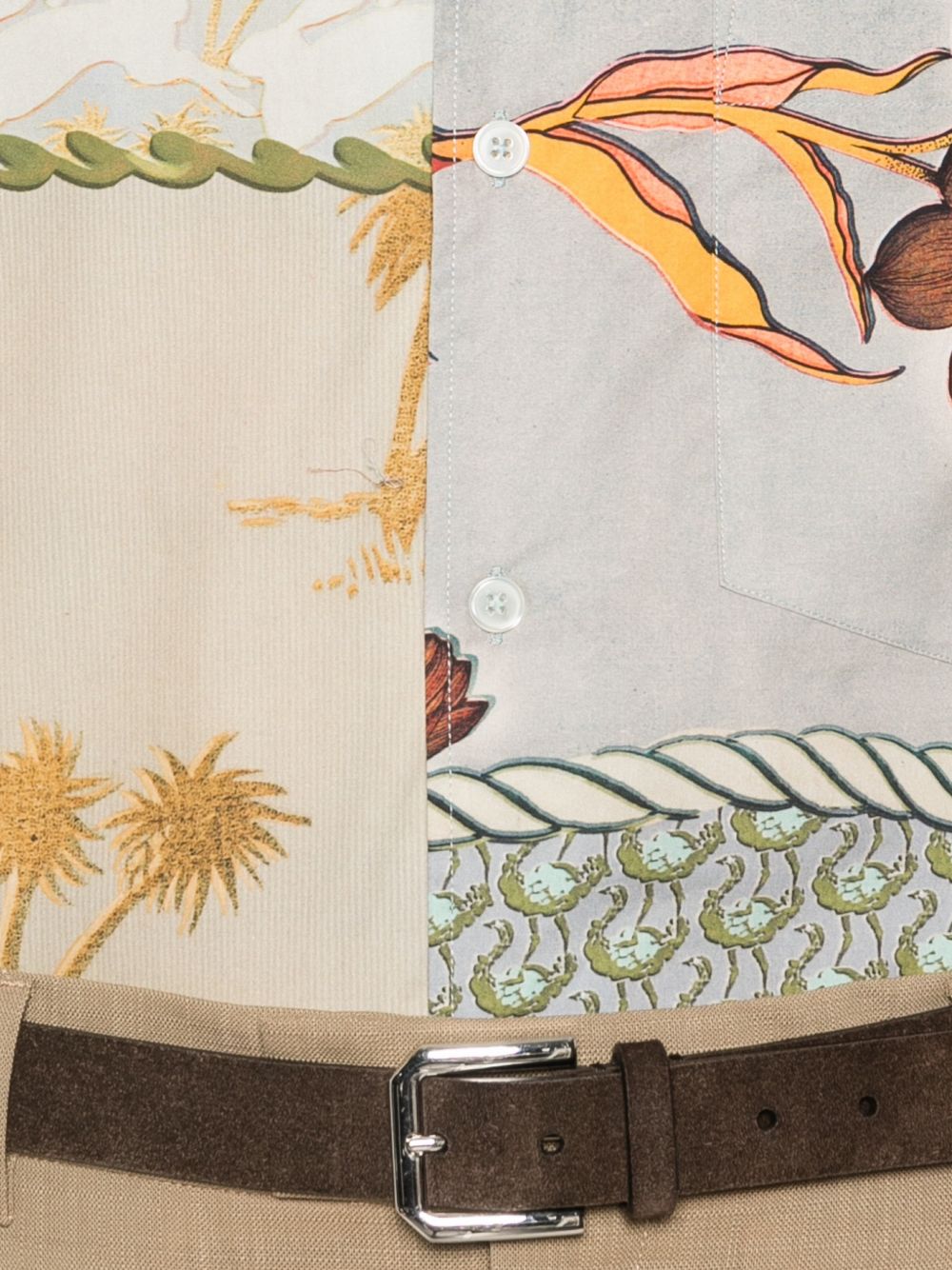 Model draagt het Paul Smith patchwork overhemd, achteraanzicht met palmboomprint