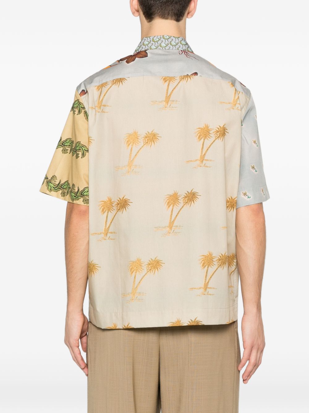 Model in het Paul Smith patchwork overhemd met korte mouwen, van opzij gezien