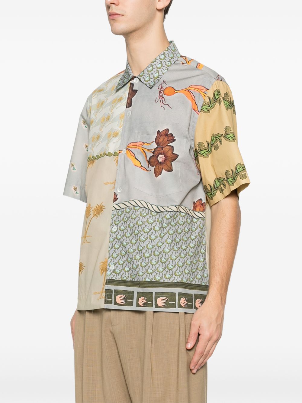 Paul Smith patchwork overhemd gedragen bij een beige broek, volledig beeld