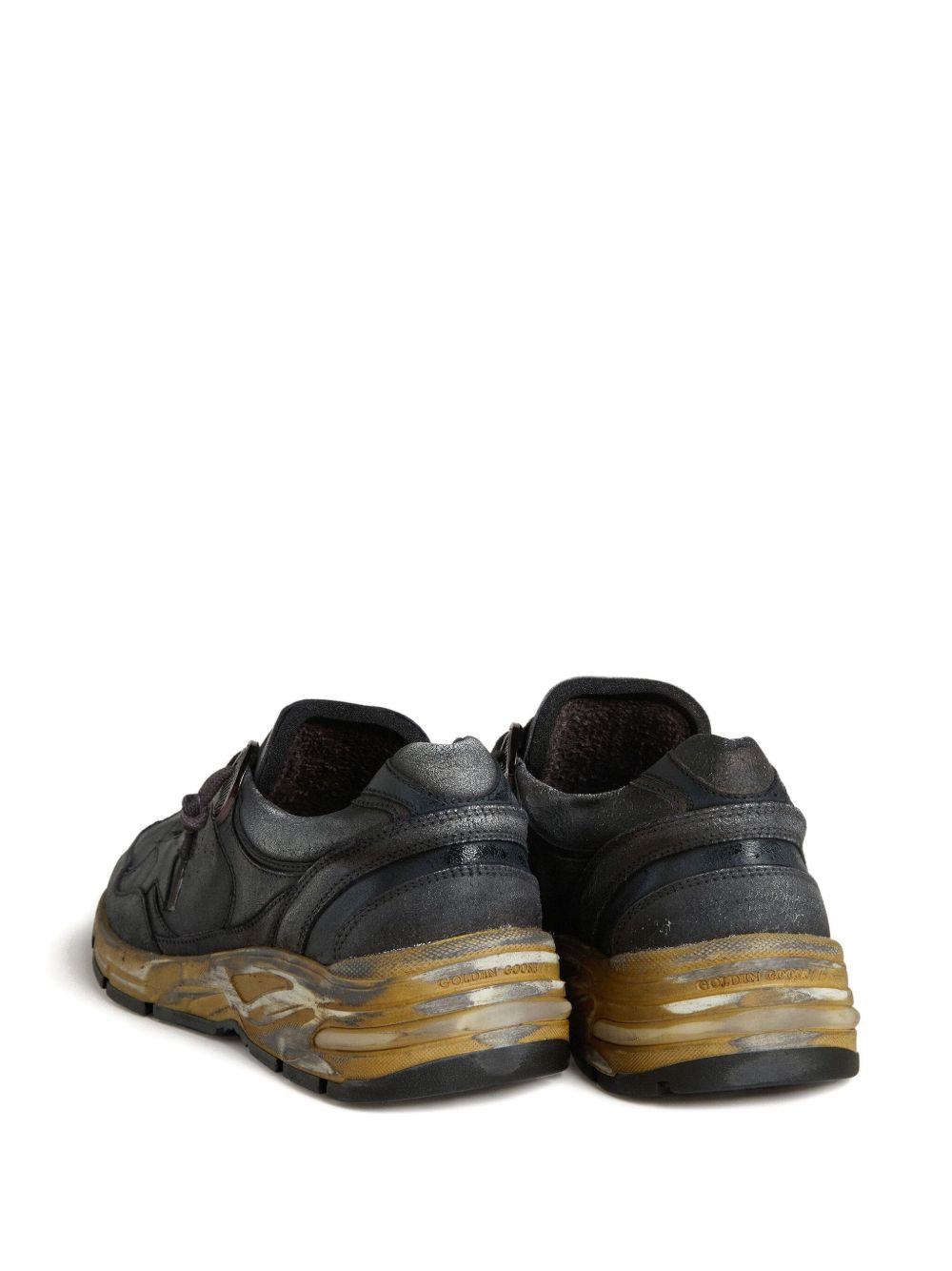 Achterkant van het paar Dad-Star sneakers met hiellussen en vintage afgewerkte zool