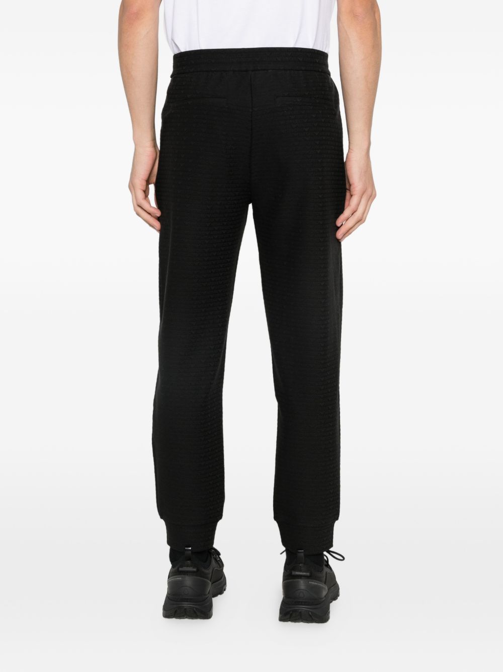 Emporio Armani jogger gedragen bij het bijpassende zipjack in dezelfde jacquardstof