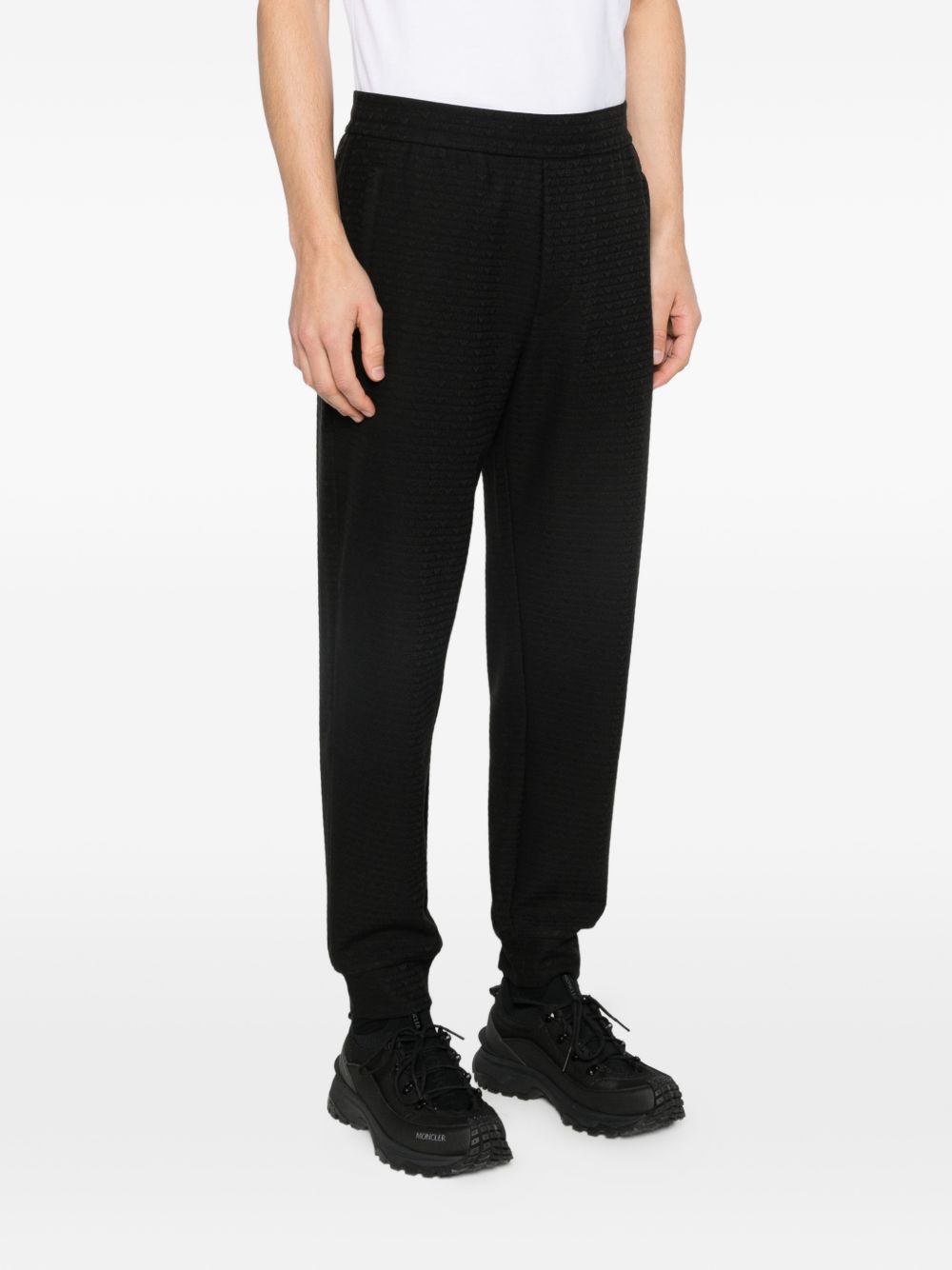 Emporio Armani jogger op het model, zijaanzicht met elastische enkelboord
