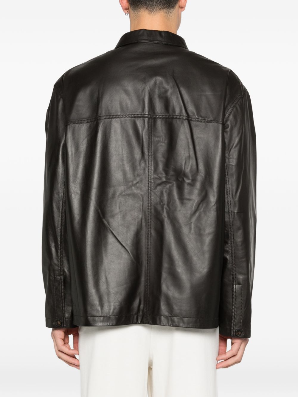 Achterkant van het leren overshirt met schouderpas