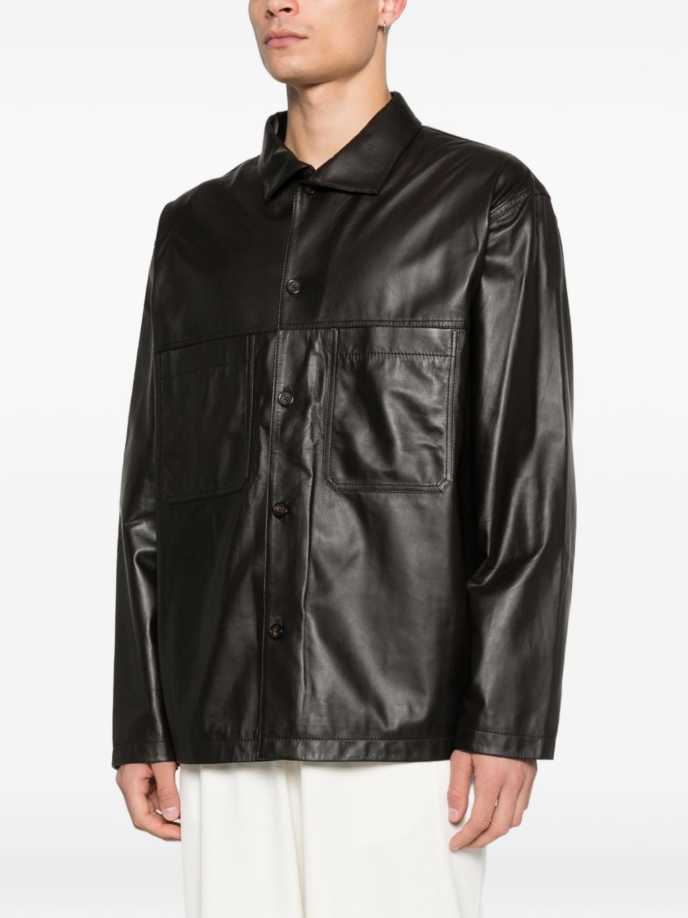 Model draagt het leren overshirt met puntkraag en knoopsluiting