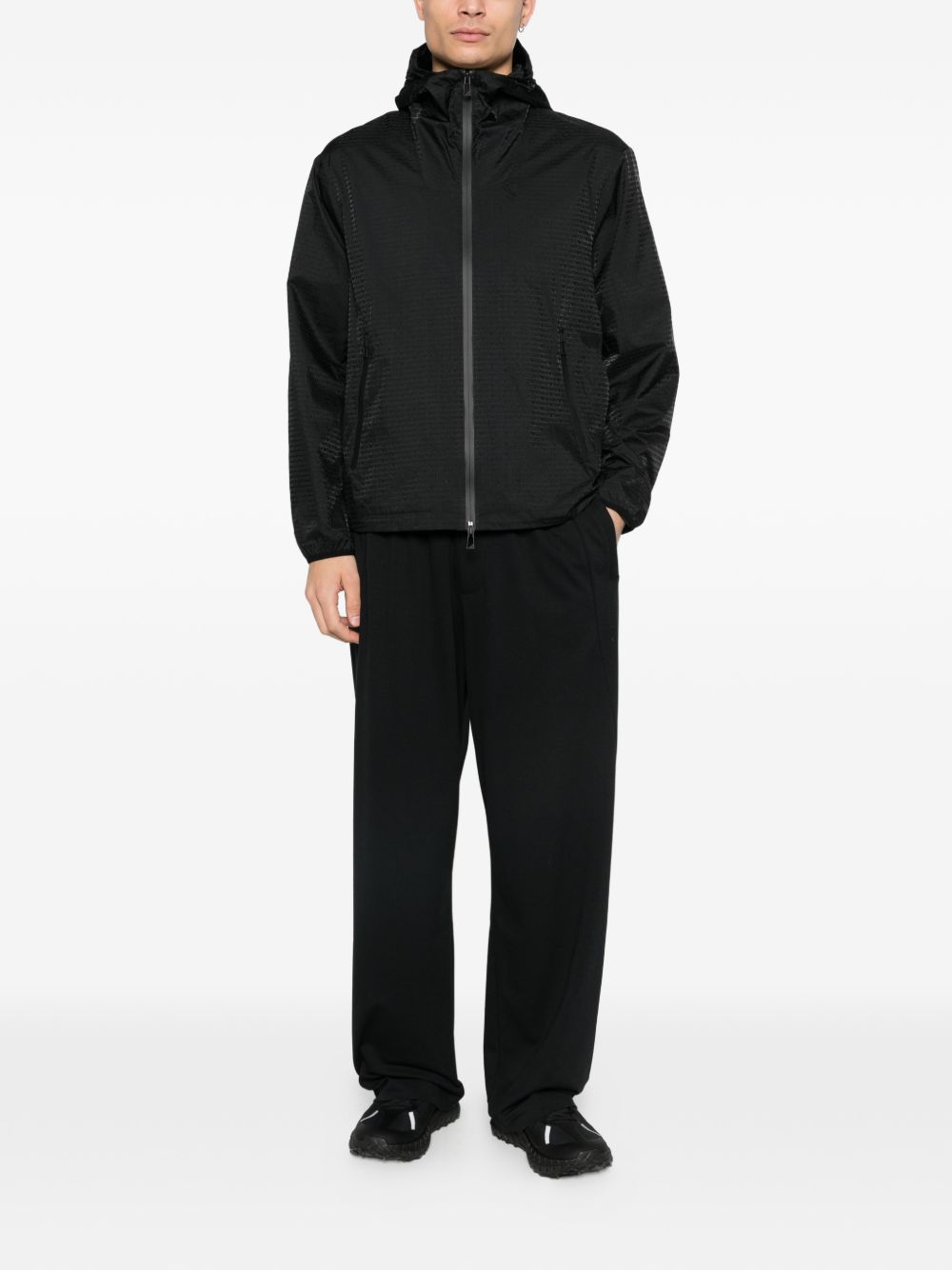 Model in volle lengte met de Emporio Armani nylon blouson in zwart