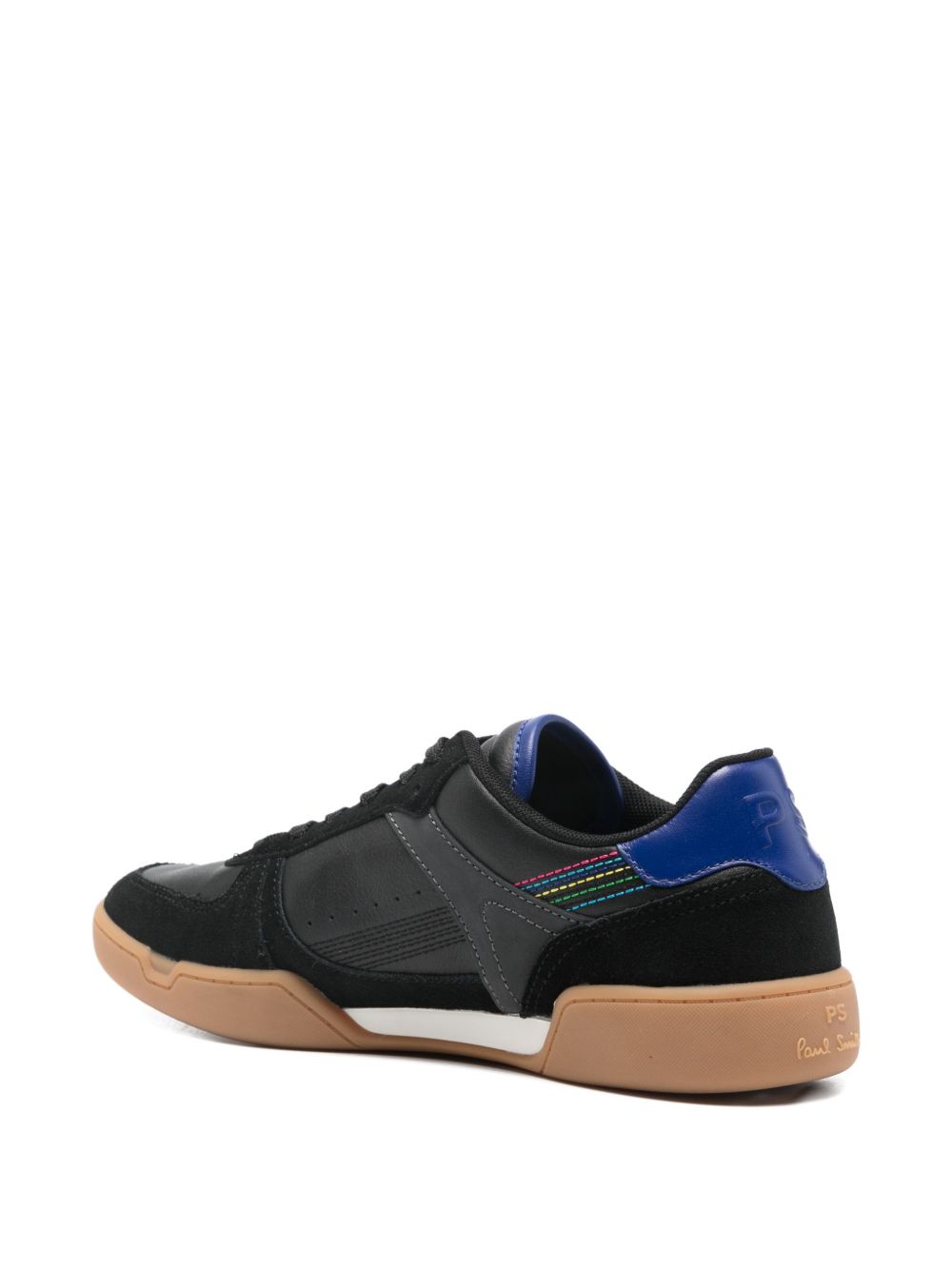 Achterkant van de zwarte PS Paul Smith sneaker met kobaltblauwe hielkap en gumzool