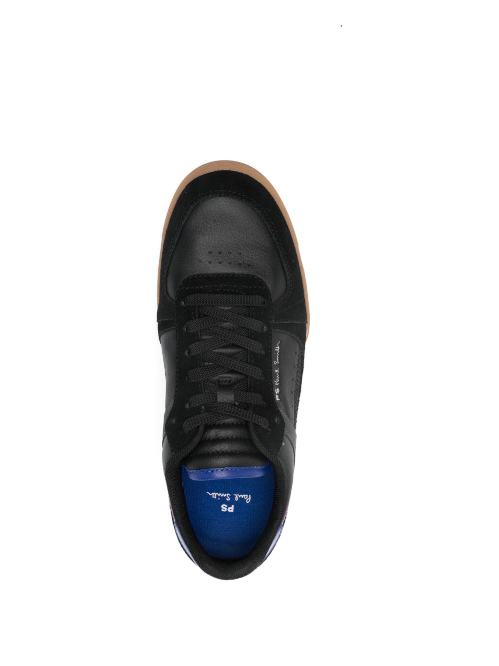Bovenaanzicht van de zwarte sneaker met zwarte veters en blauw voetbed met PS-logo