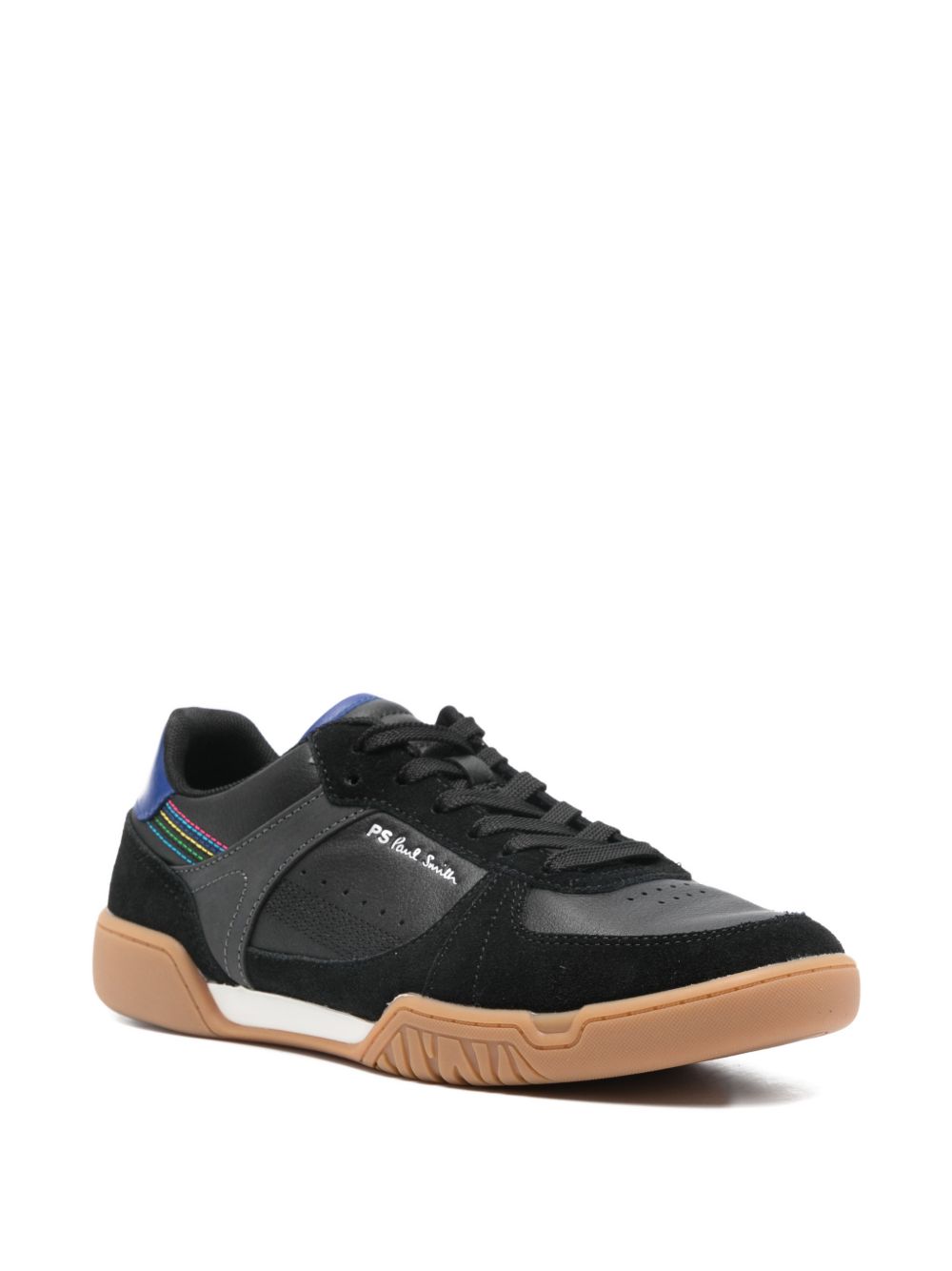 Schuin vooraanzicht van de zwarte sneaker met PS Paul Smith-signatuur op het zijpaneel