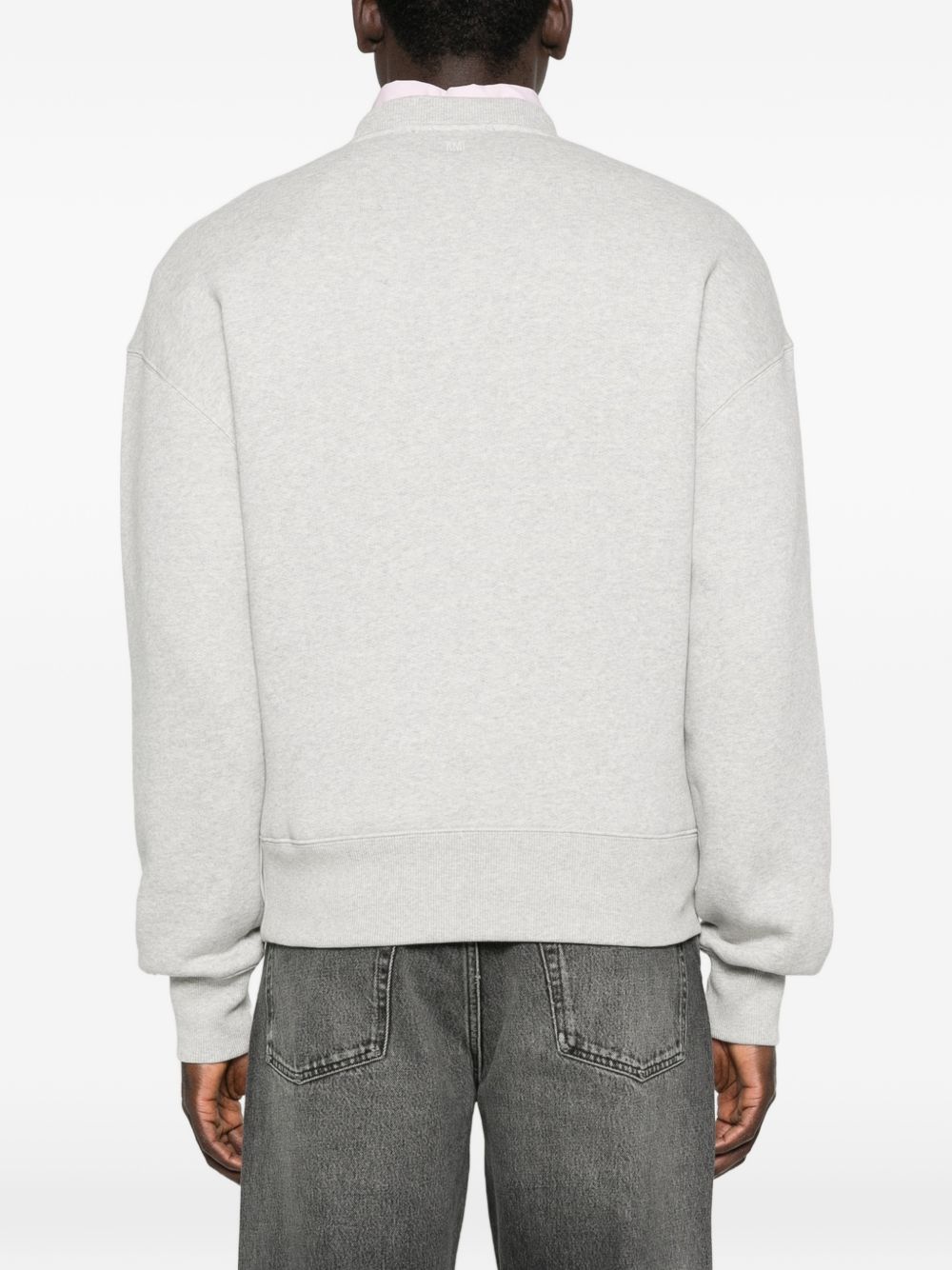 Achterzijde van het grijze Ami Paris sweatshirt
