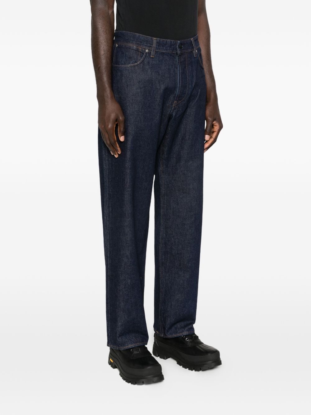 Model draagt de wijde indigo jeans, driekwart vooraanzicht
