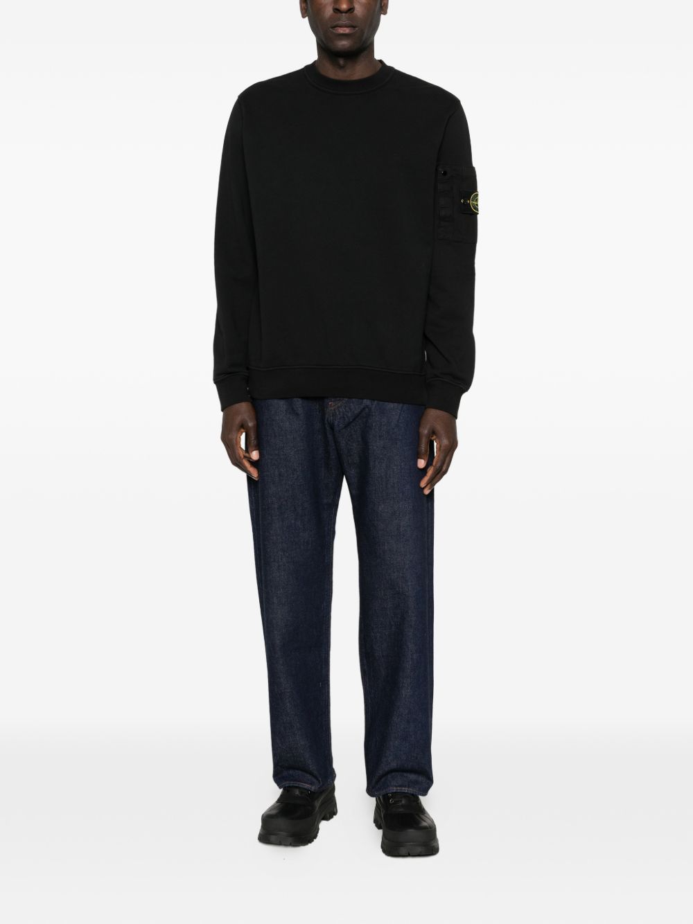 Volledige look met de loose fit jeans en een zwarte Stone Island sweater