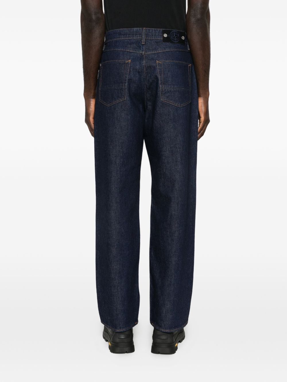 Achteraanzicht van de rinsed indigo loose fit jeans op het model